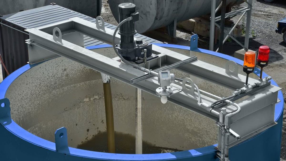 Überlaufbehälter für eine Filterpresse mit der Funktion eines berührungslosen Radar-Füllstandsensors
