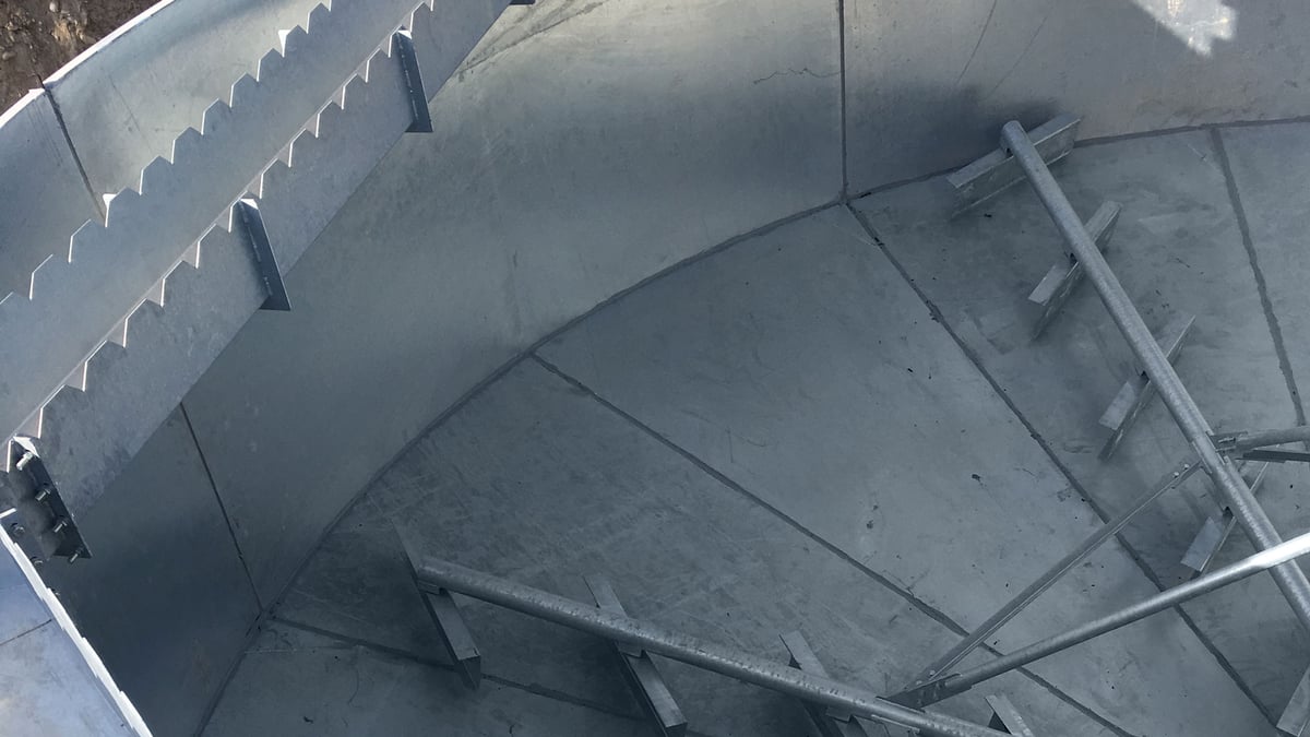 Interior de un tanque de espesador galvanizado