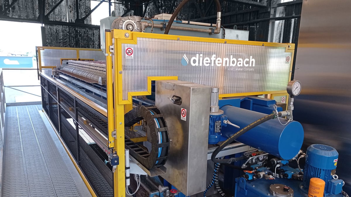 Primer plano de bomba y motor de un filtro de prensa de viga lateral